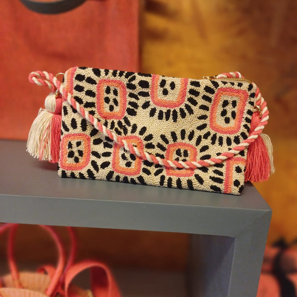 Metamorfosis Clutch/Cartera Bordada a mano 100% Vegana