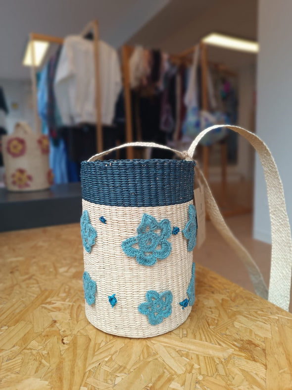 Khana Cartera Bucket Azul de Paja Toquilla e Hilado de Hilos de Plástico Reciclado